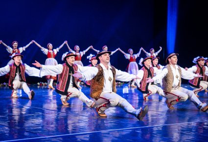 Artyści w kostiumach jurgowskich podczas wykonywania choreografii tanecznej na scenie