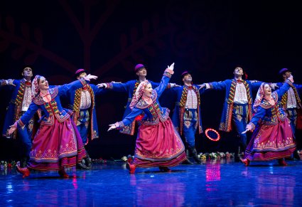 Artyści w kostiumach podegrodzkich podczas wykonywania choreografii tanecznej na scenie