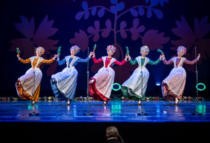 Artystki w kostiumach bamberskich podczas wykonywania choreografii tanecznej na scenie