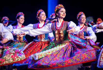 Zbliżenie na kręcące się na scenie Artystki w kostiumach krakowskich