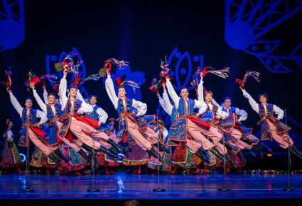 Artyści w kostiumach krakowskich podczas wykonywania spektakularnej choreografii tanecznej na scenie