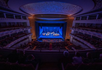 Widok z balkonów na scenę i orkiestron, widoczna publiczność