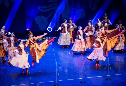 Na scenie Artyści w kontuszach podczas wykonywania choreografii tanecznej