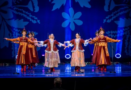 Na scenie Pary Artystów w kontuszach podczas wykonywania choreografii tanecznej