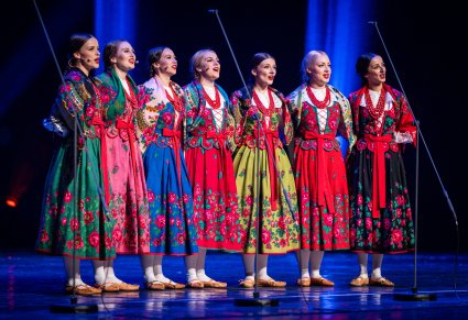 Artystki Chóru w kostiumach podhalańskich w trakcie śpiewu na scenie