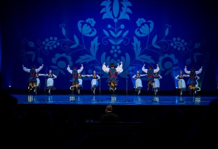 Na scenie Artyści w kostiumach kaszubskich podczas wykonywania choreografii tanecznej