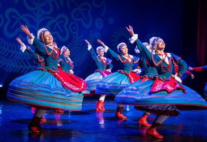 Artystki w kostiumach kujawskich podczas wykonywania choreografii na scenie