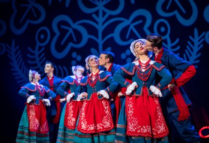 Pary Artystów w kostiumach kujawskich w trakcie wykonywania choreografii