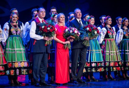 Na pierwszym planie Zofia Czechlewska, Marian Krężel, Krzysztof Kurlej na tle zespołu w kostiumach łowickich