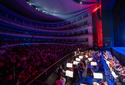 Orkiestra i widok na sale z publicznośćią