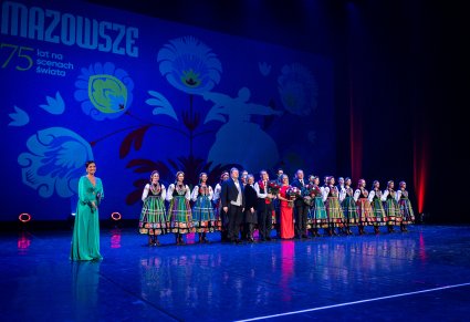 Na scenie prowadząca, Artyści w kostiumach łowickich, Dyrektor zespołu Jacek Boniecki, Zofia Czechlewska, Marian Krężel, Krzysztof Kurlej.