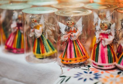 Zbliżenie na ręcznie wykonane aniołki w kostiumach ludowych