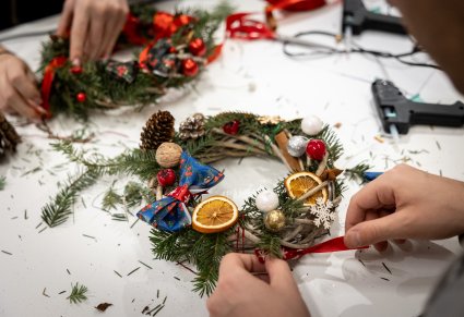 Wykonywanie wianka bożonarodzeniowego