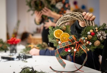 Prezentacja swojego wianka, wykonanego na warsztatach