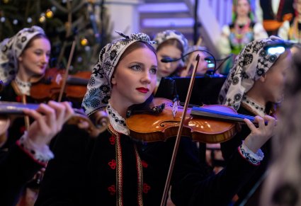 Zbliżenie na Muzyczki z Orkiestry smyczkowej