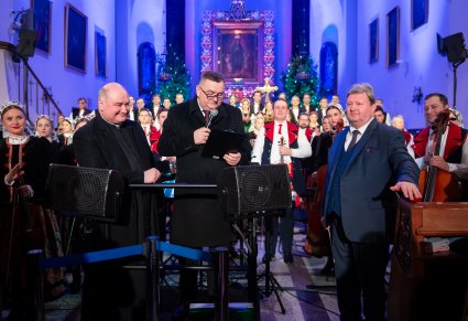 Zbliżenie na Dyrektora Jacka Bonieckiego i specjalnych Gości, w tle Artyści
