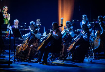 Zbliżenie na część orkiestry smyczkowej