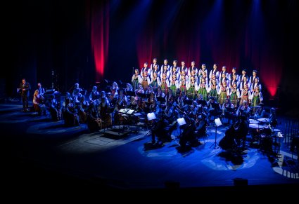 Na scenie Artyści Chóru w kostiumach łowickich wraz z Orkiestrą