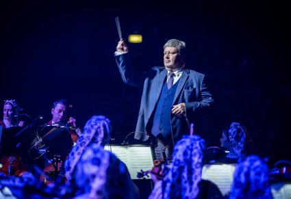 Zbliżenie na dyrygującego Dyrektora Jacka Bonieckiego