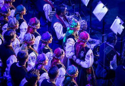 Widok z góry na Artystów Chóru w kostiumach łowickich