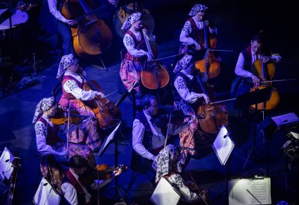 Widok z góry na część orkiestry smyczkowej