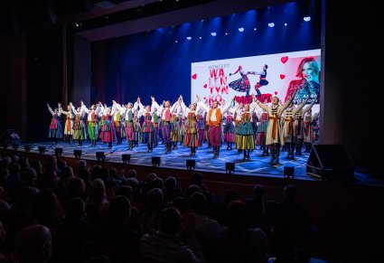 Grupa Artystów w kostiumach opoczyńskich w trakcie wykonywania choreografii tanecznej