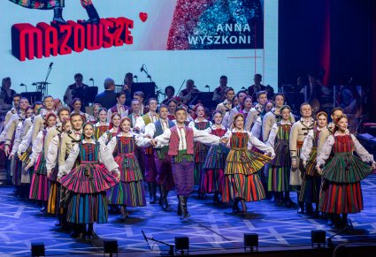 Grupa Artystów w kostiumach opoczyńskich w trakcie wykonywania choreografii tanecznej