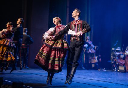 Zbliżenie na dwie pary Artystów w kostiumach krzczonowskich w trakcie wykonywania choreografii tanecznej