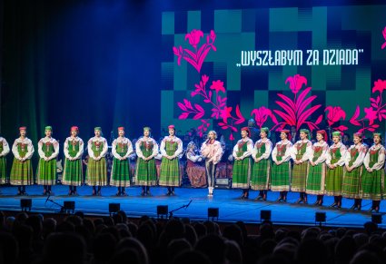 Na środku sceny Anna Wyszkoni a po jej bokach w rzędzie Artystki w kostiumach kurpiowskich