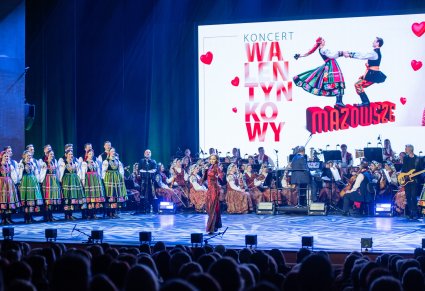 Widoczna publiczność, Anna Wyszkoni na scenie w czerwonej sukni z Artystami w kostiumach łowickich i Orkiestrą w kostiumach wilanowskich wraz z Dyrektorem Jackiem Bonieckim