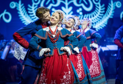 Pary Artystów w kostiumach kujawskich w trakcie choreografii tanecznej