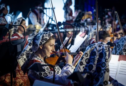 Zbliżenie na Muzyczki w kostiumie wilanowskim z orkiestry smyczkowej