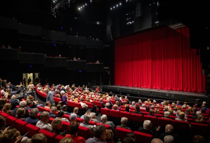 Widoczna publiczność z kurtyną sceny Centrum Spotkania Kultur w Lublinie