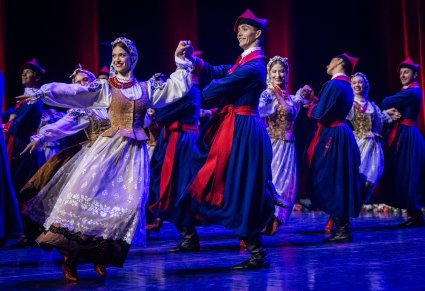 Pary Artystów w kostiumach wilanowskich na scenie w trakcie wykonywania choreografii tanecznej