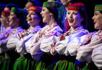 Zbliżenie na Artystki w kostiumach kurpiowskich