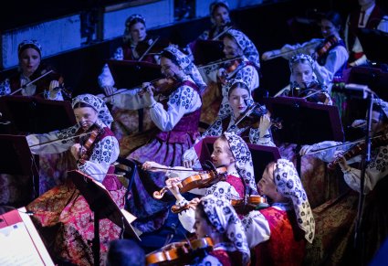 Zbliżenie na Muzyczki z orkiestry smyczkowej w kostiumach wilanowskich