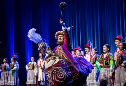 Na pierwszym planie Laikonik a w tle Artyści w kostiumach krakowskich