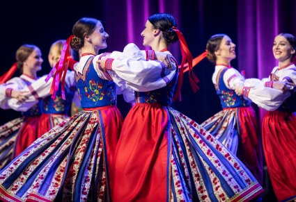 Trzy pary Artystek w kostiumach spiskich w trakcie wykonywania choreografii tanecznej