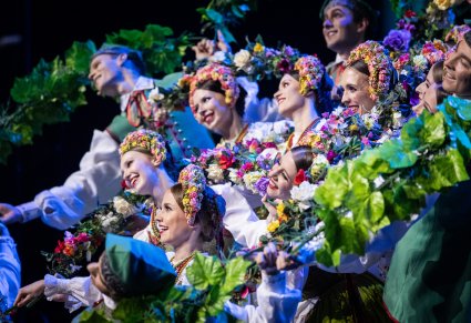 Grupa Artystów w kostiumach lubuskich w choreografii tanecznej i z detalami ozdób w kształcie winorośli