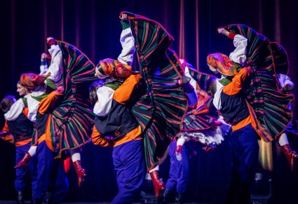 Pary Artystów w kostiumach sannickich w spektakularnej choreografii tanecznej