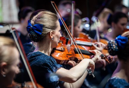 Zbliżenie na Muzyczki z orkiestry smyczkowej w stylowych granatowych sukniach