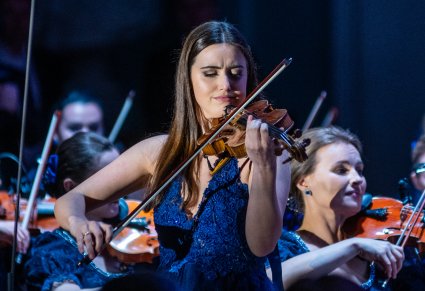 Zbliżenie na grającą Skrzypaczkę