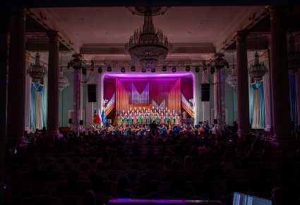 Widok na Salę Organową ze sceną z Artystami