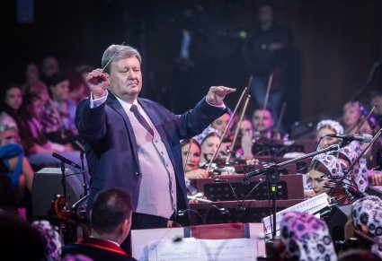 Zbliżenie na maestro Jacka Bonieckiego i cześć orkiestry składającej się z obydwu zespołów