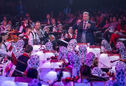 Zbliżenie na orkiestrę z obydwu zespołów, na pierwszym planie Jacek Boniecki- dyrektor zespołu "Mazowsze"