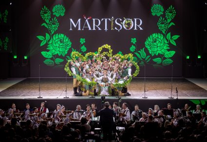 Na scenie Artyści z zespołu "Mazowsze" w kostiumach lubuskich w trakcie wykonywania figury tanecznej, widoczna orkiestra obydwu zespołów