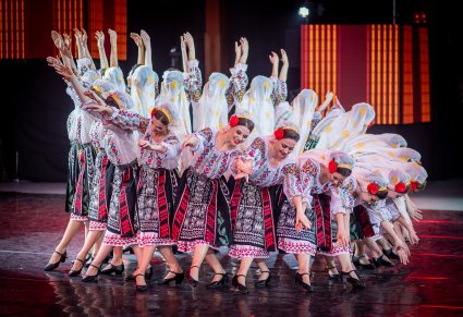 Artystki zespołu Baletul Național JOC w kostiumach ludowych w trakcie wykonywania choreografii tanecznej
