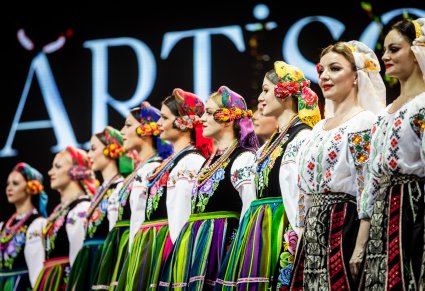 Zbliżenie na Artystki w kostiumach ludowych z obydwu zespołów