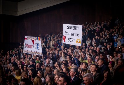 Publiczność koncertu z dwoma banerami