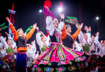 Zbliżenie na Artystów obu zespołów w trakcie wykonywania finałowego układu tanecznego